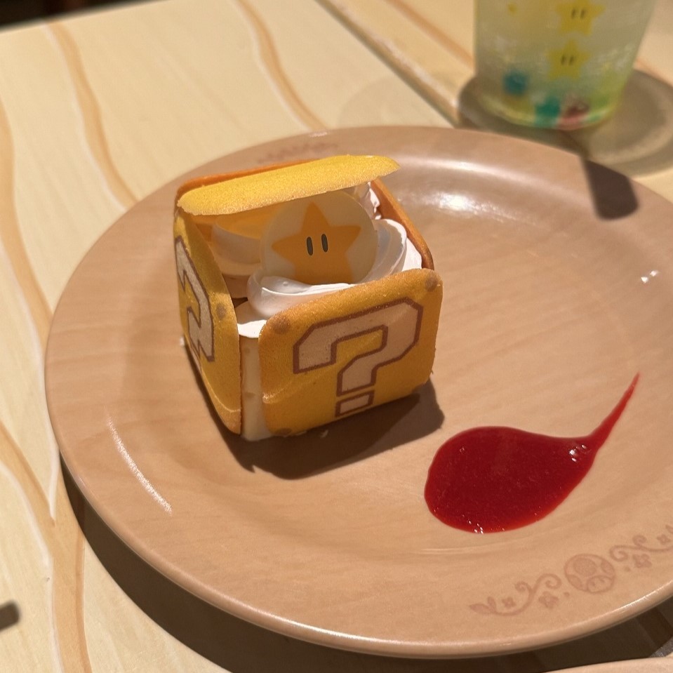 ハテナブロック型の容器に入ったキノピオカフェのティラミス
