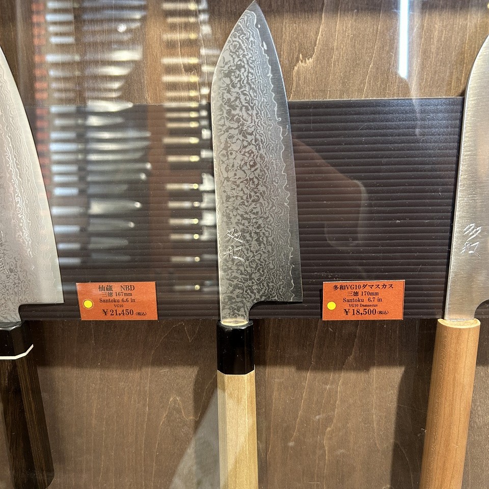 タワーナイブス東京の店頭に展示された多和VG10ダマスカス包丁のラインナップ