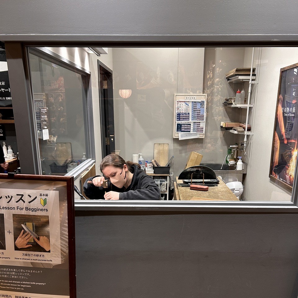 タワーナイブス東京のスタッフが購入した包丁に名前を彫っている様子