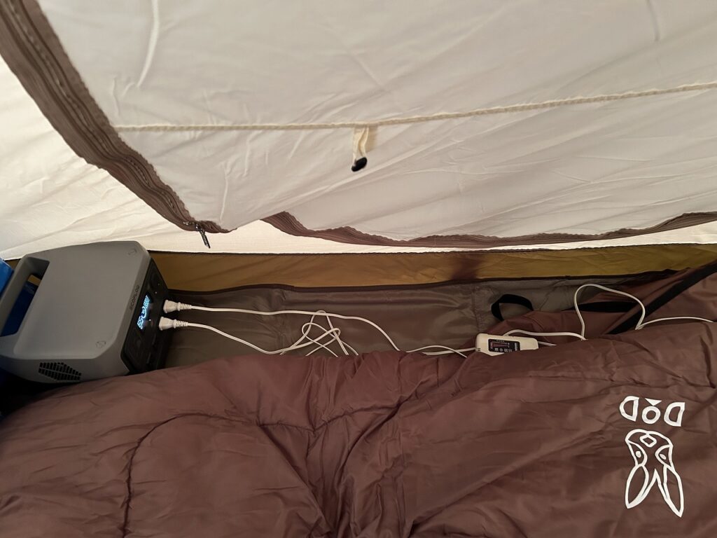 EcoFlowに電気毛布2枚をつなげて、「わがやのシュラフ」に入れました。