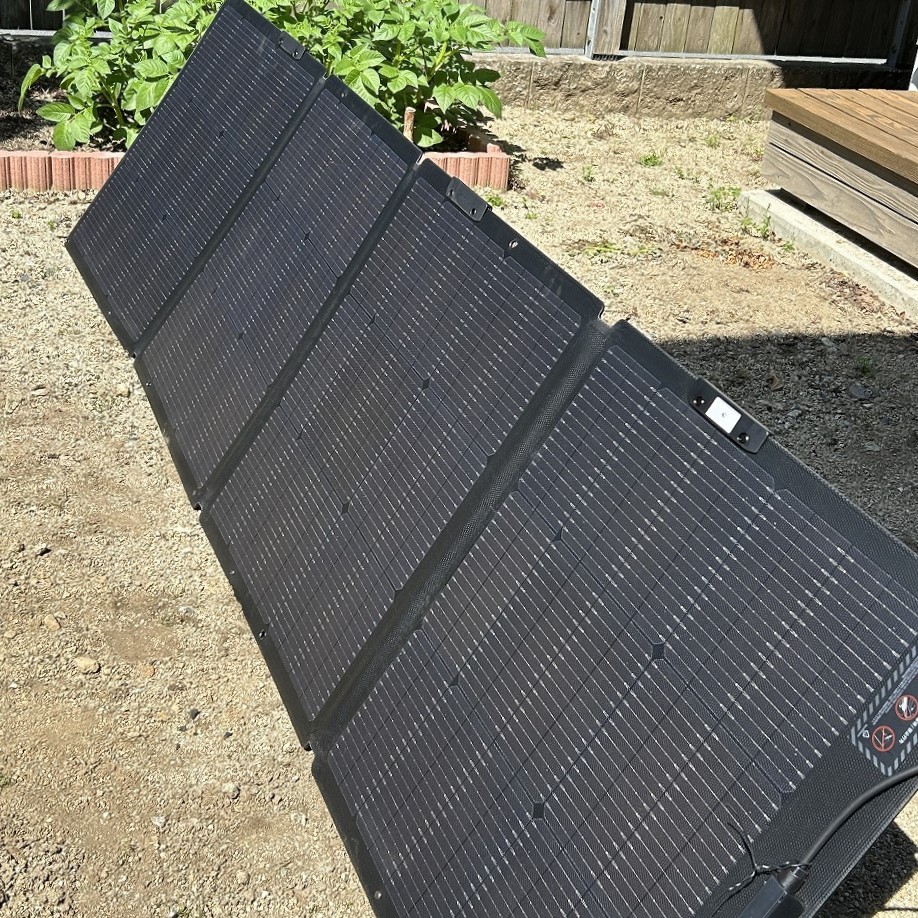 EcoFlow 240Wソーラーパネルを庭に設置した様子