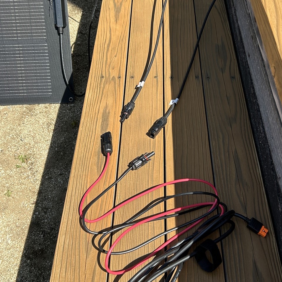 EcoFlow 240WソーラーパネルとRIVER 2 Proを接続するケーブル