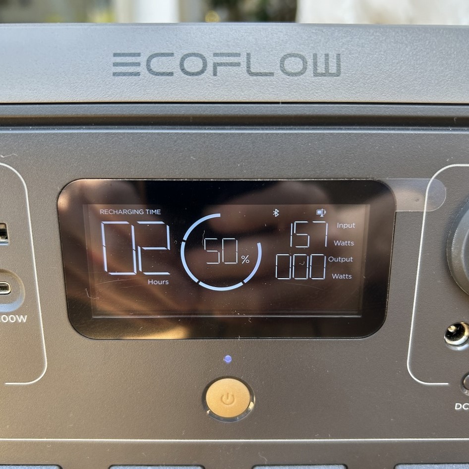 EcoFlow本体に表示されたソーラー充電インプット157Wの様子