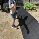 子供がソーラーパネルに日陰を作っている実験の様子。予想以上に充電効率が低下した！