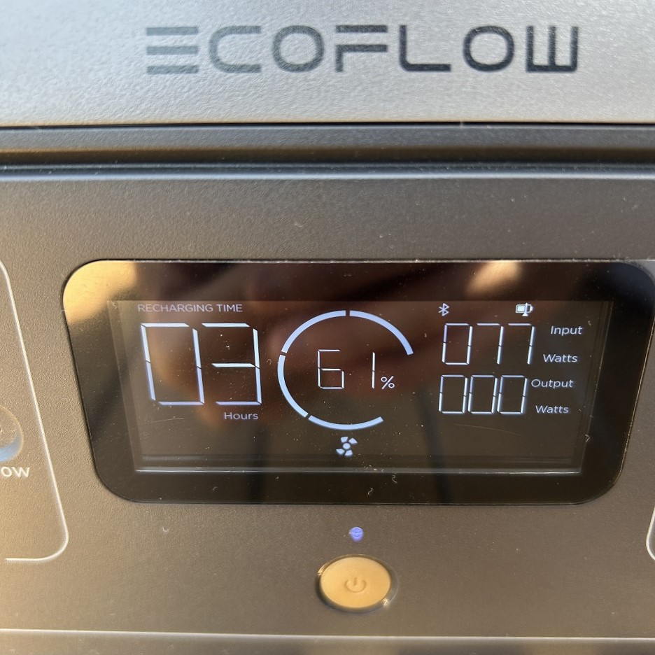 ソーラーパネルに子供の影がかかったことで77Wに低下したEcoFlowの表示