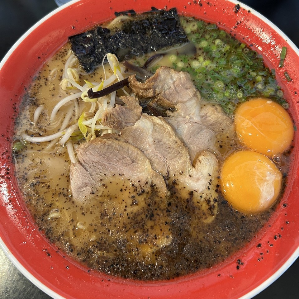 熊本ラーメン黒亭の玉子入りラーメン。卵黄2個が特徴