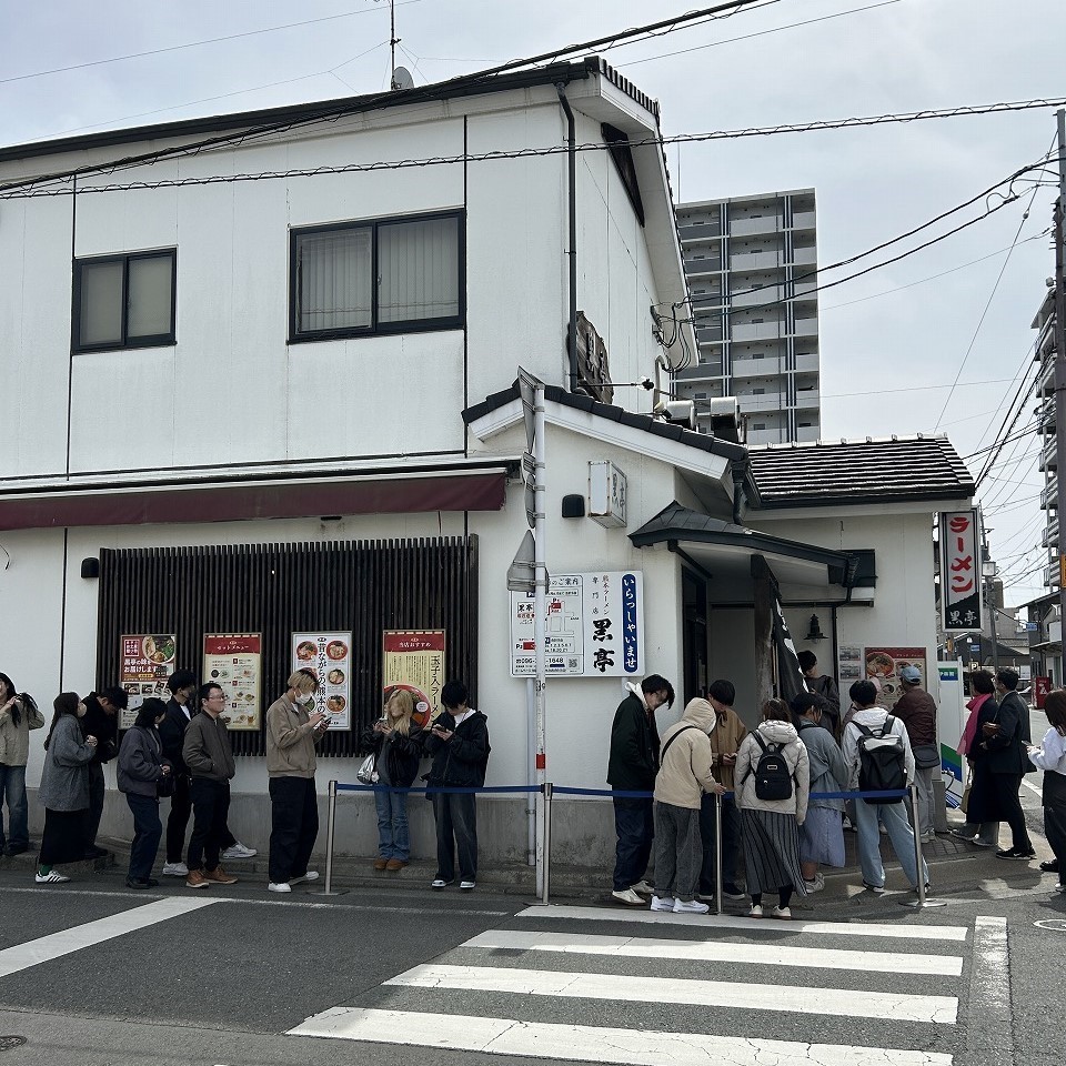 黒亭本店の外にできた行列。人気の高さがうかがえる