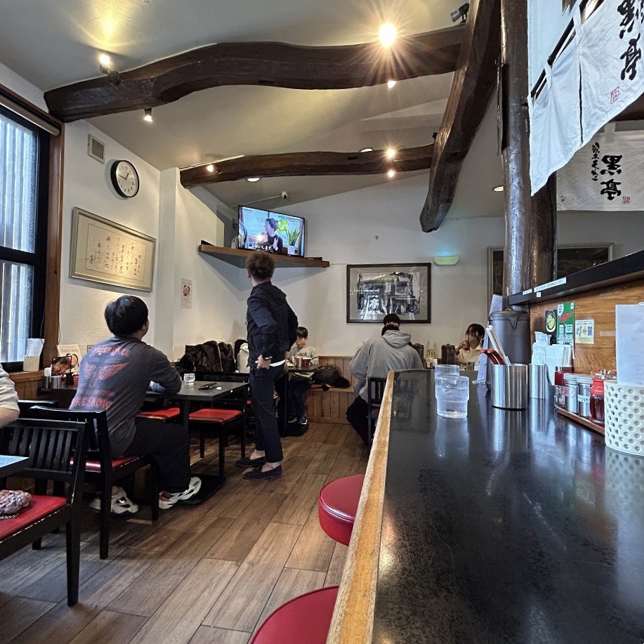 黒亭店内のテーブル席。清潔感のある雰囲気