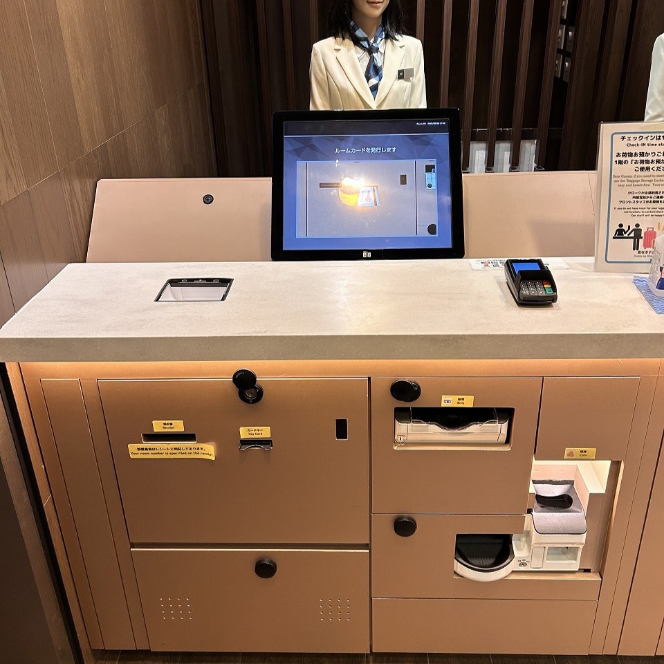 受付台のチケット・領収書の受け取り口