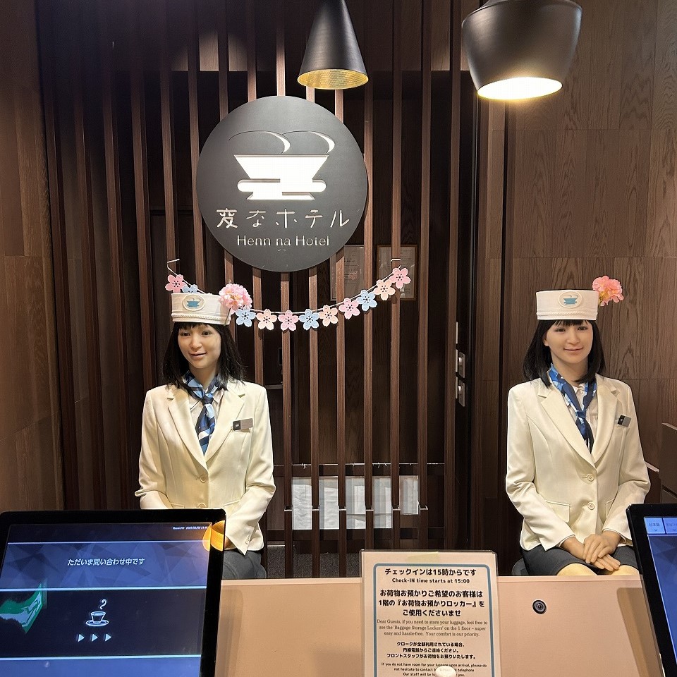 変なホテル銀座の受付に並ぶ2体のロボット