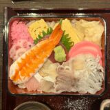 新鮮な魚がのった海鮮丼のアップ写真