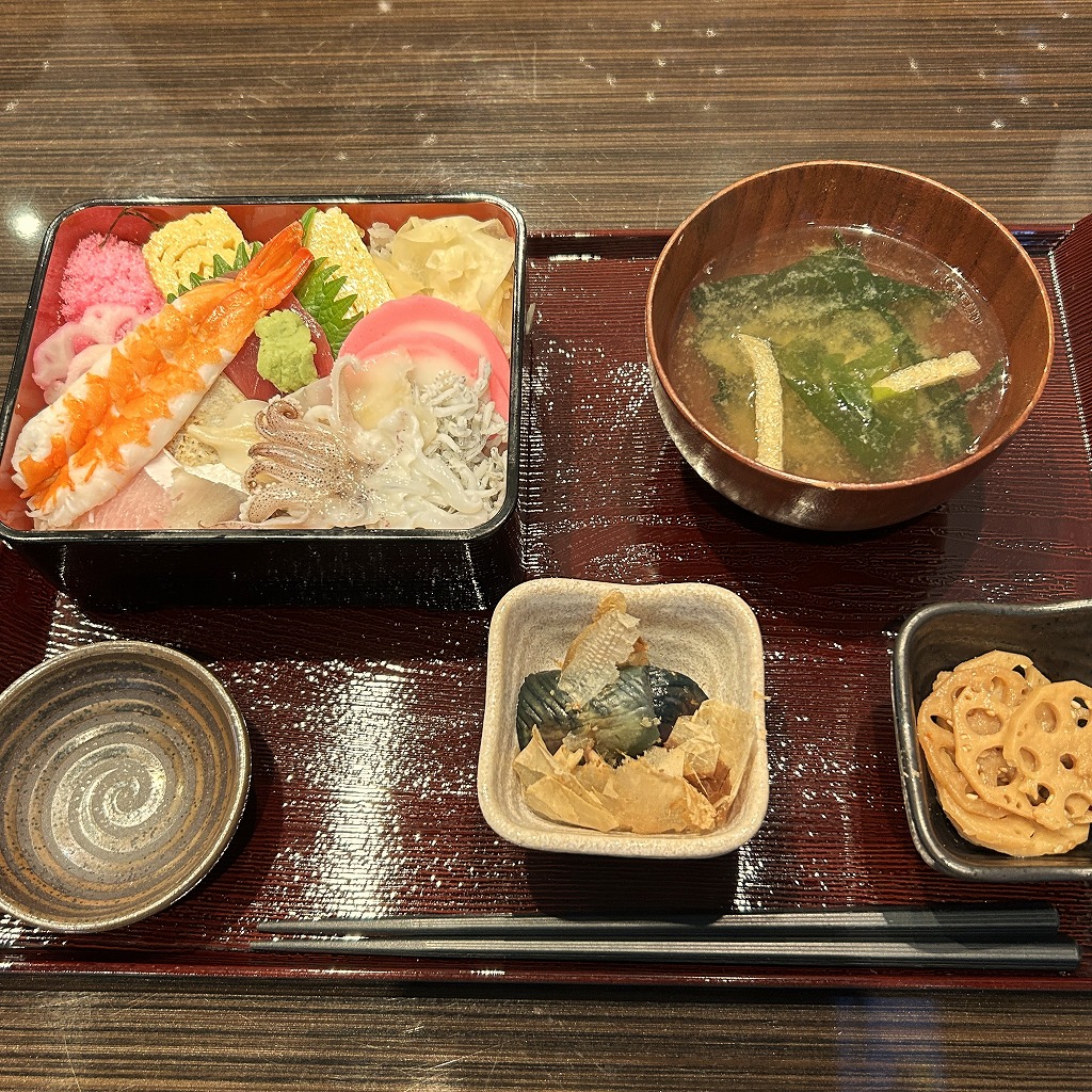 海鮮丼の朝食セット(小鉢やお味噌汁付き)
