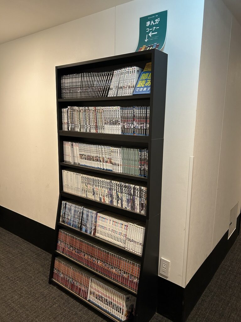 漫画が並ぶマンガコーナーの本棚