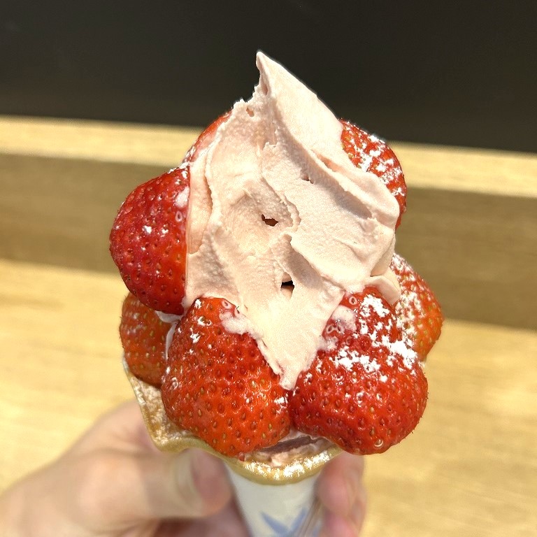 おにもりイチゴソフトの中身が見える断面写真。いちご味のソフトクリームがたっぷり入っている。