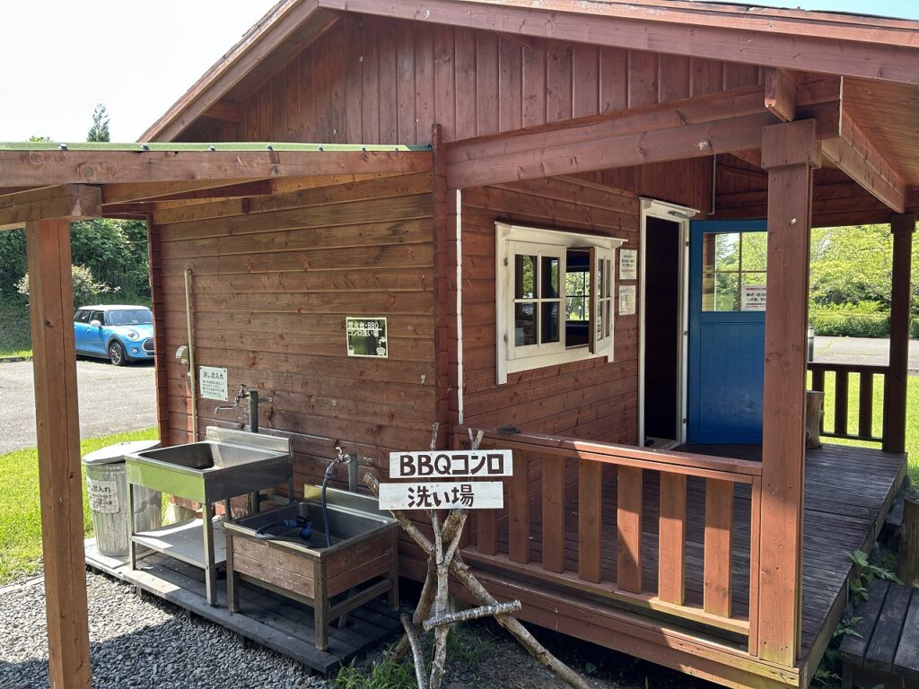 炊事場の墨捨て場と屋根付き小屋