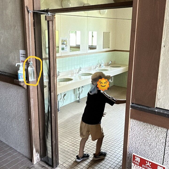 自動で閉まるトイレの手作りドア装置（その1）