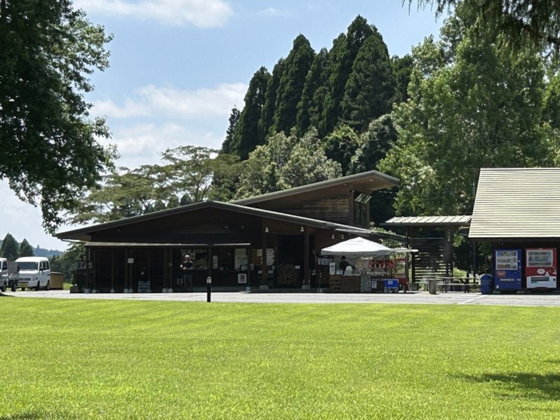管理棟横の売店