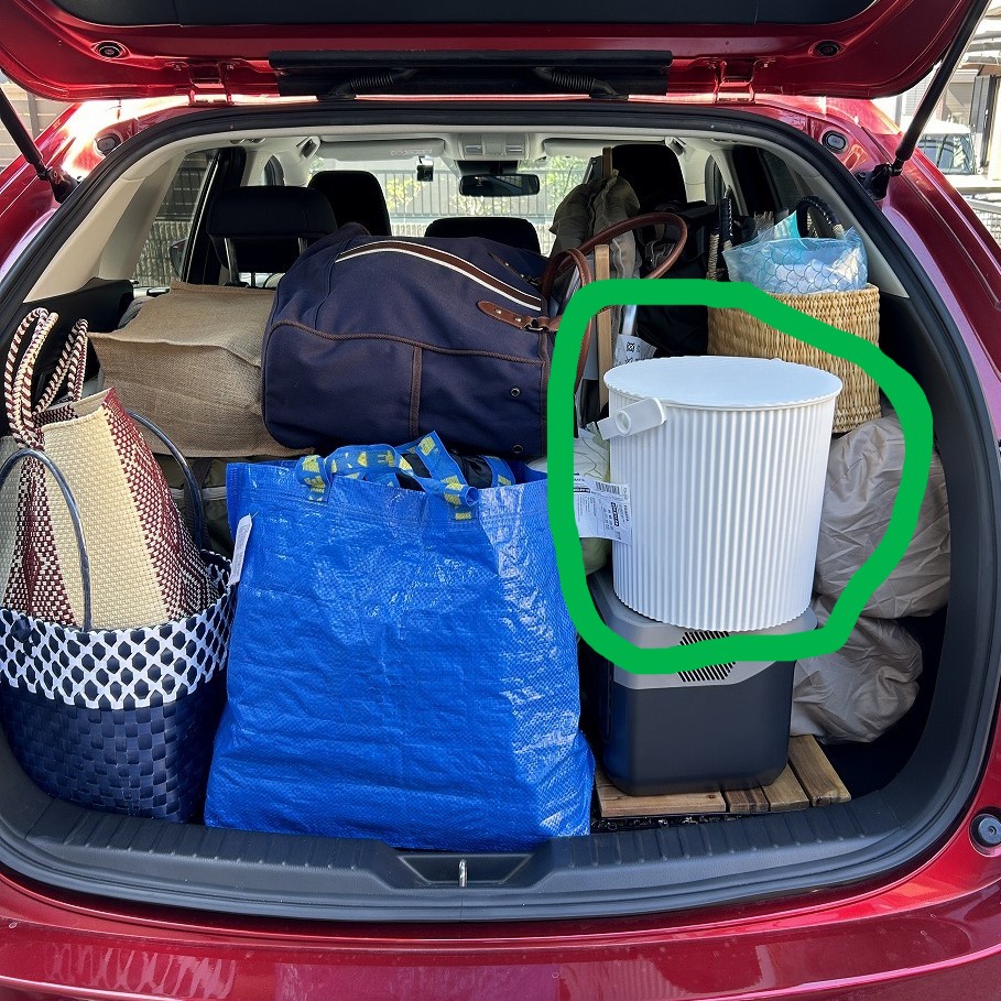 前回使用していた蓋つきプラスチックごみ箱を車のトランクに載せた様子。スペースを大きく占有している。