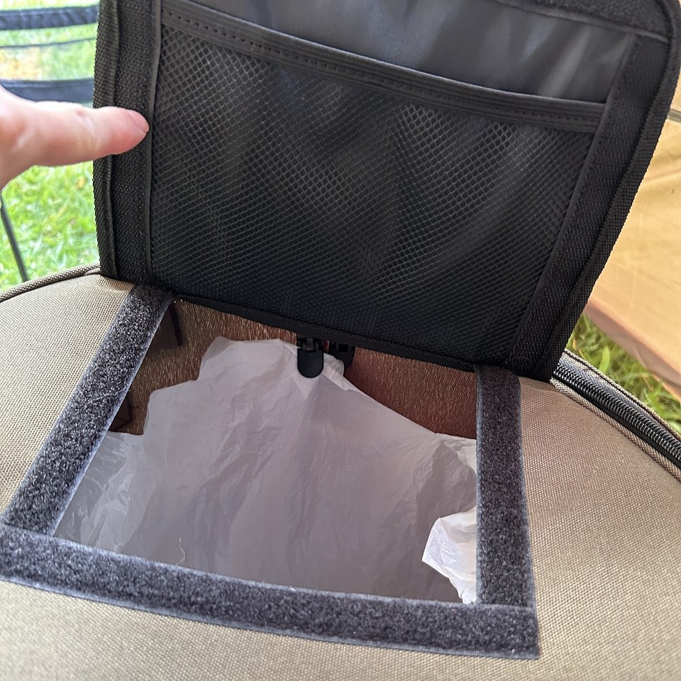 ポップアップ式ごみ箱のフタにある小窓部分のアップ。ファスナーを開けずにごみが捨てられる構造。