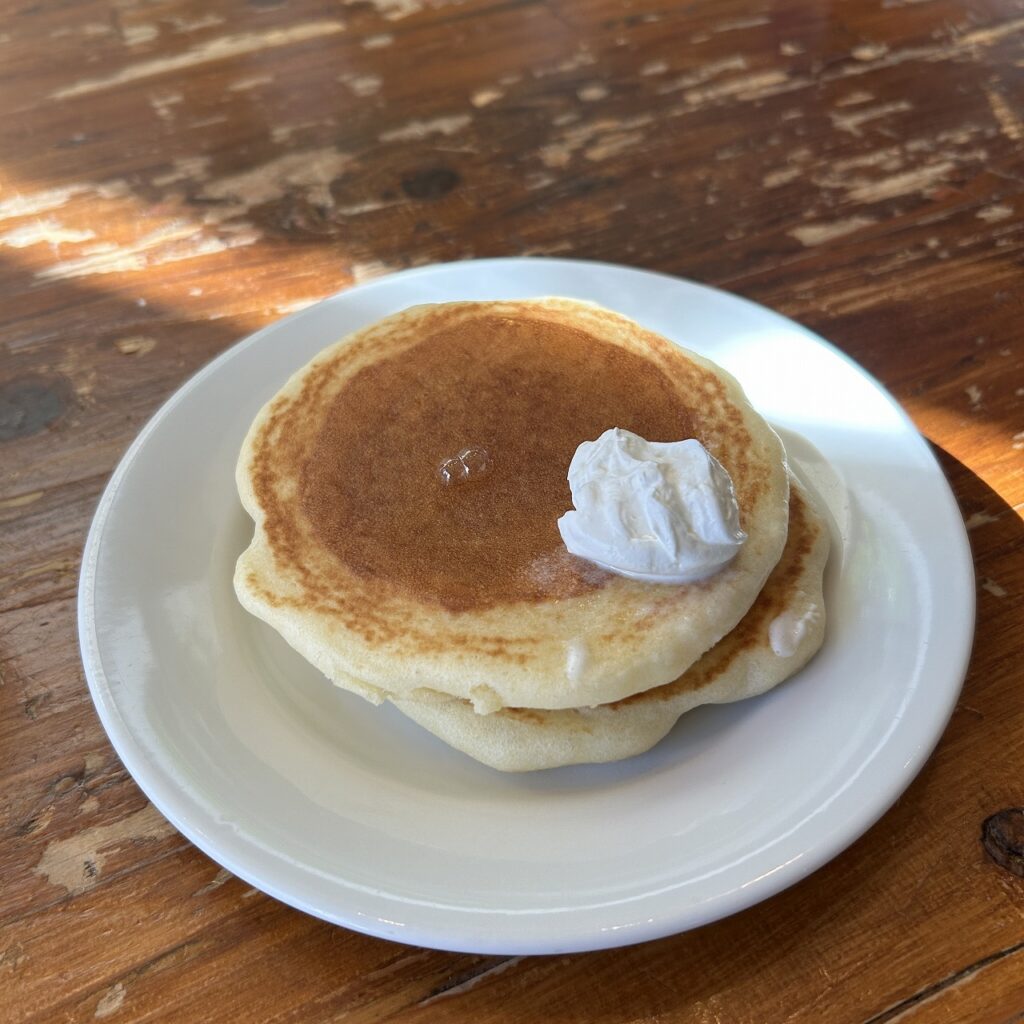 焼きあがったパンケーキとトッピング