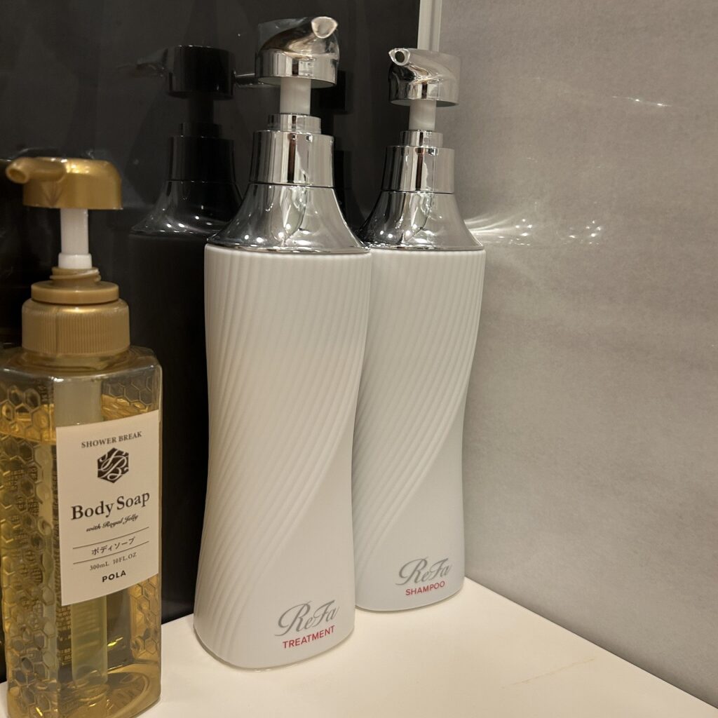 東急ステイ新橋のバスルームに備え付けられたReFa製のシャンプー＆コンディショナーボトル。