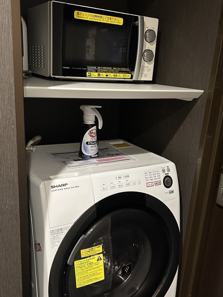客室内にある洗濯機と電子レンジ