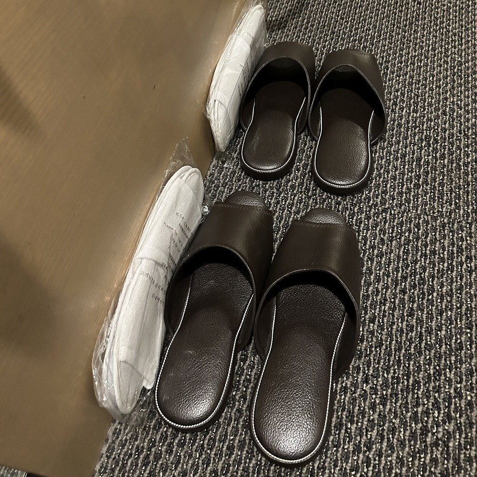 備え付けと使い捨てのスリッパ2種類