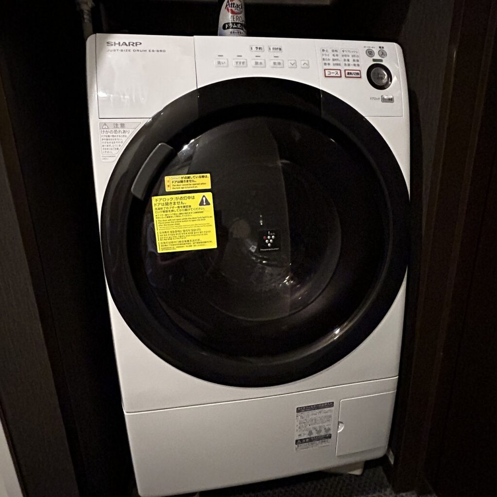 客室内にあるドラム式洗濯機