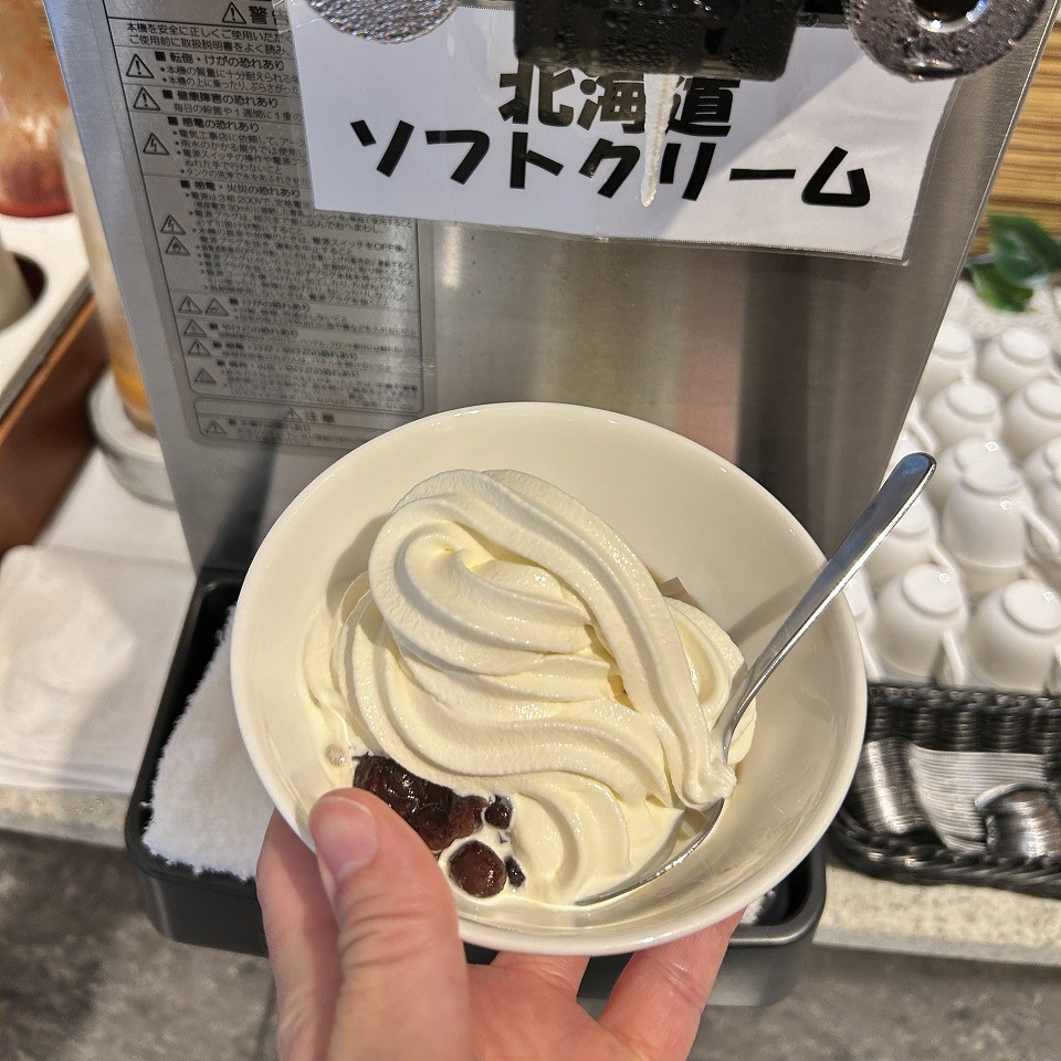 ソフトクリーム盛りすぎのあんみつ(笑)