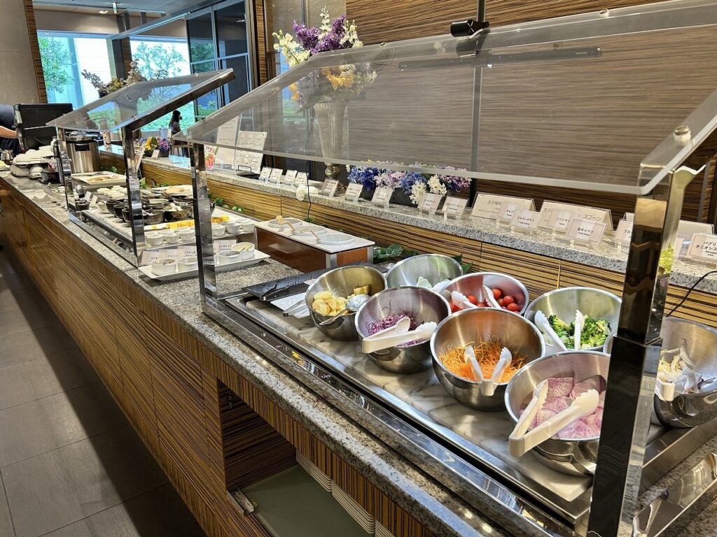 朝食のサラダコーナー