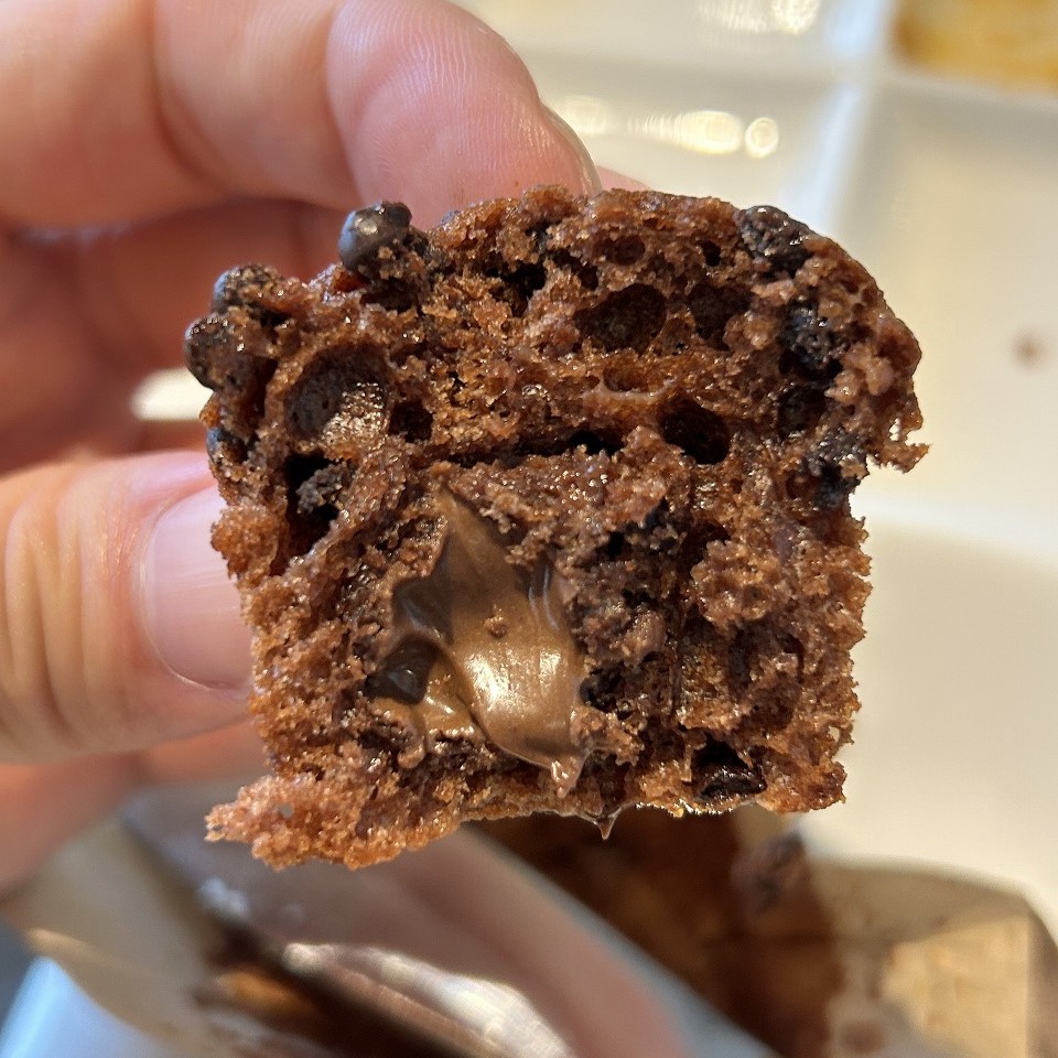 チョコマフィンの中からとろけるチョコ