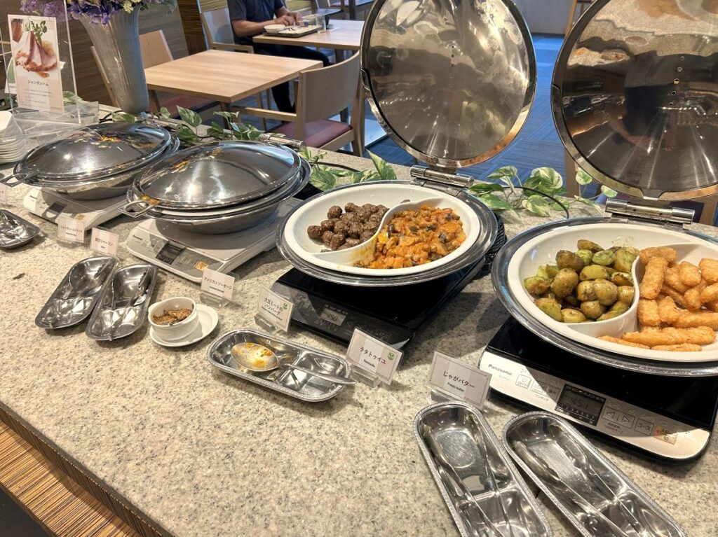 洋食メニューの一例(ベーコン・卵など)