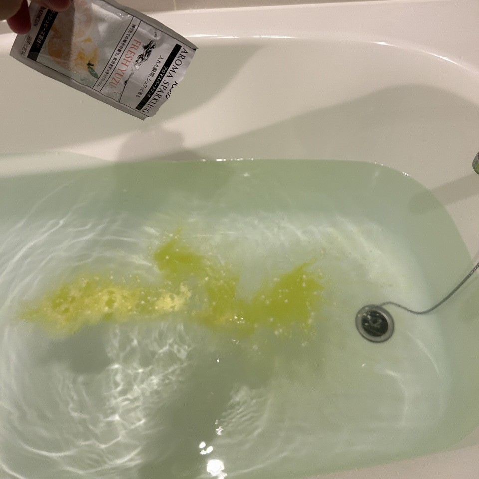 入浴剤を入れている浴槽