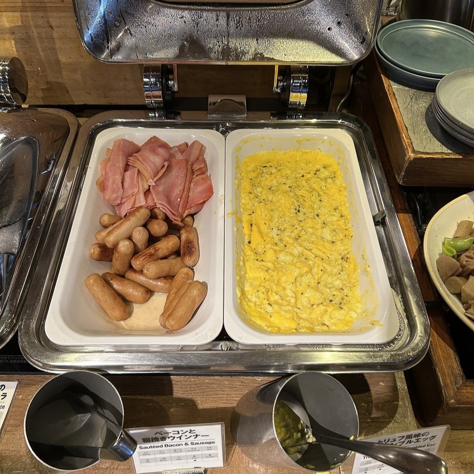 ベーコン・ウインナーとトリュフ風味スクランブルエッグ