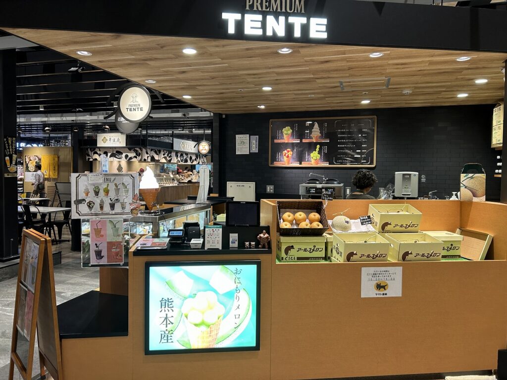 熊本空港のPremium TENTE店舗外観 おにもりメロンソフトクリーム