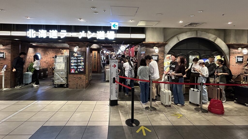 新千歳空港「北海道ラーメン道場」の入り口。多くの観光客でにぎわう人気グルメスポット。