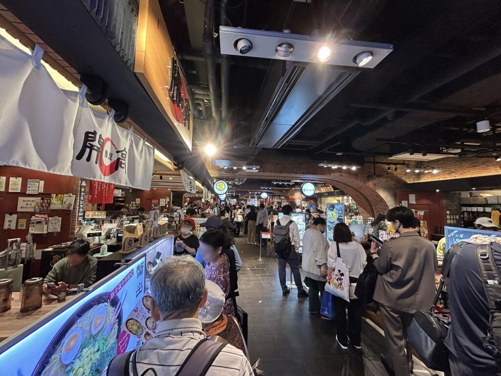 北海道ラーメン道場の各店舗前にできた行列の様子。人気ぶりが伝わる。