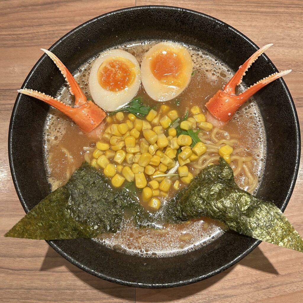 開高の「カニだし味噌ラーメン」。見た目のインパクトが大きな一杯。