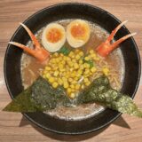 開高の「カニだし味噌ラーメン」。見た目のインパクトが大きな一杯。