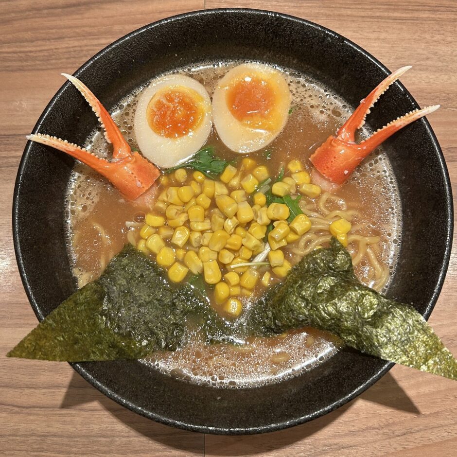 開高の「カニだし味噌ラーメン」。見た目のインパクトが大きな一杯。