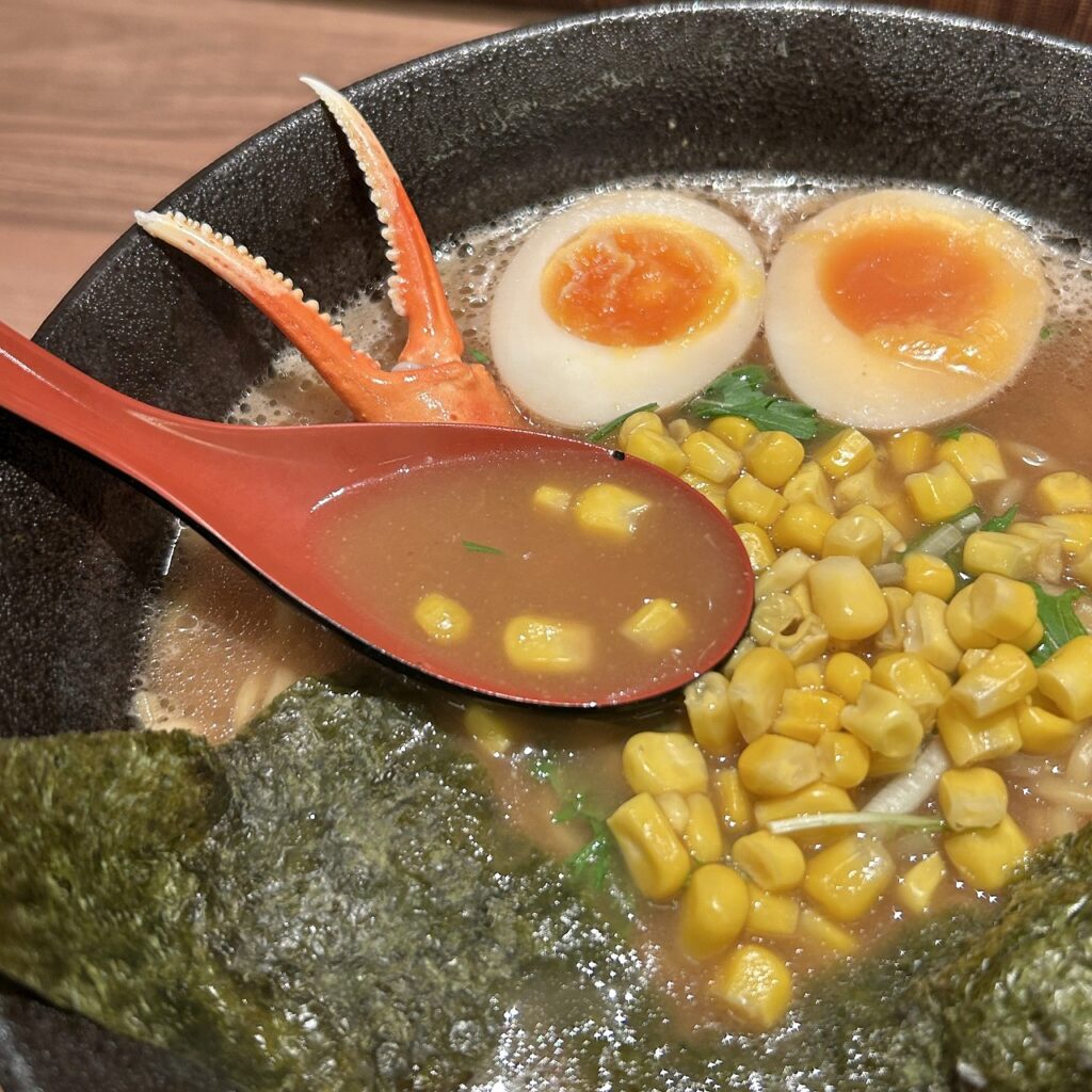 カニだし味噌ラーメンのスープ。味噌のコクとカニの旨味が絶妙に調和。