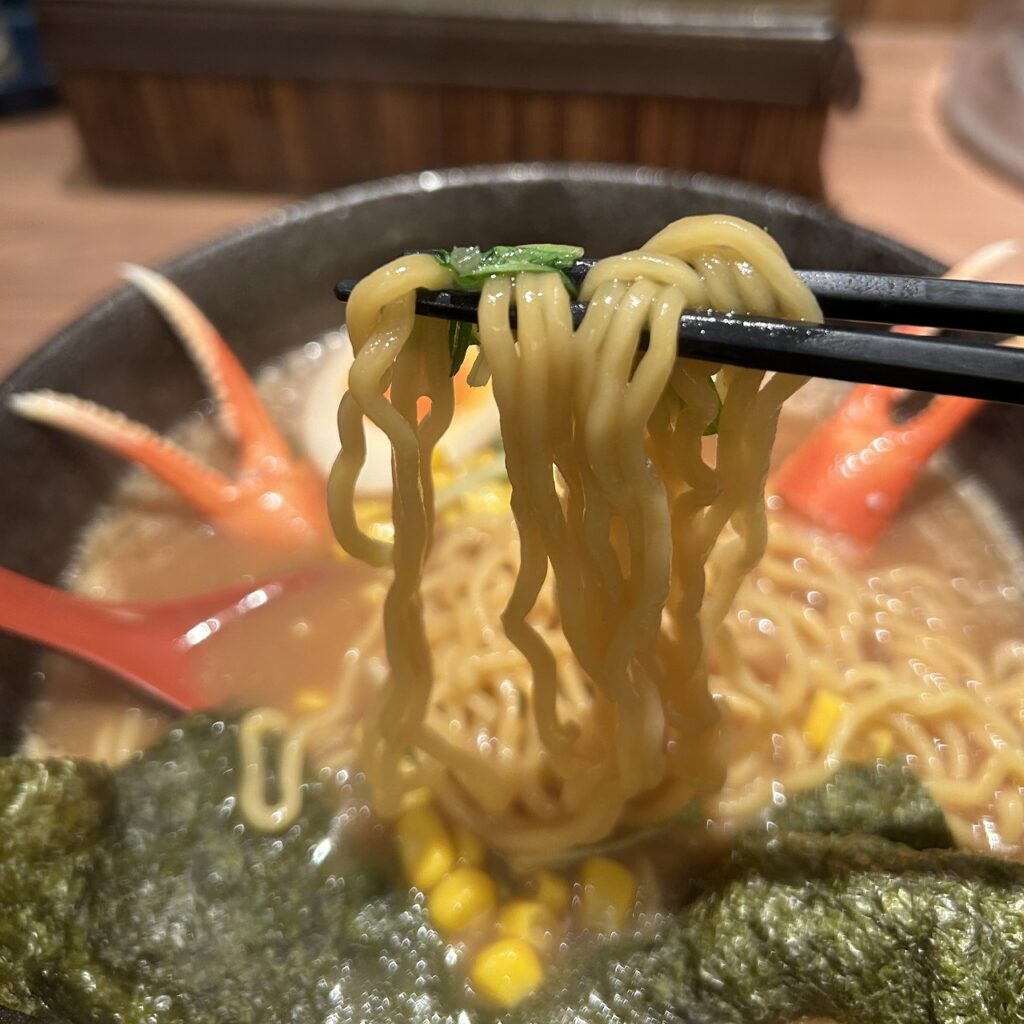 カニだし味噌ラーメンの太麺。もちもち食感と味噌スープの相性が抜群。