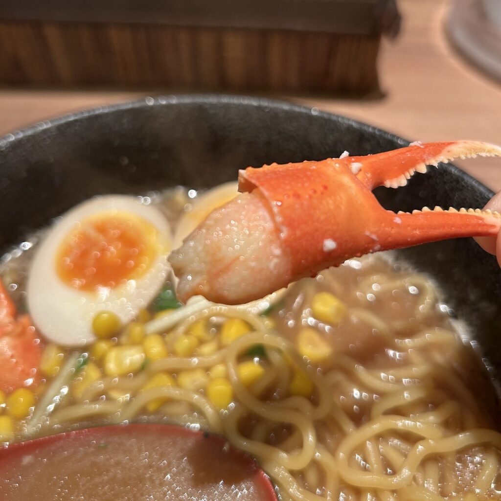 カニだし味噌ラーメンにのった大きなカニ爪。迫力のあるトッピング。