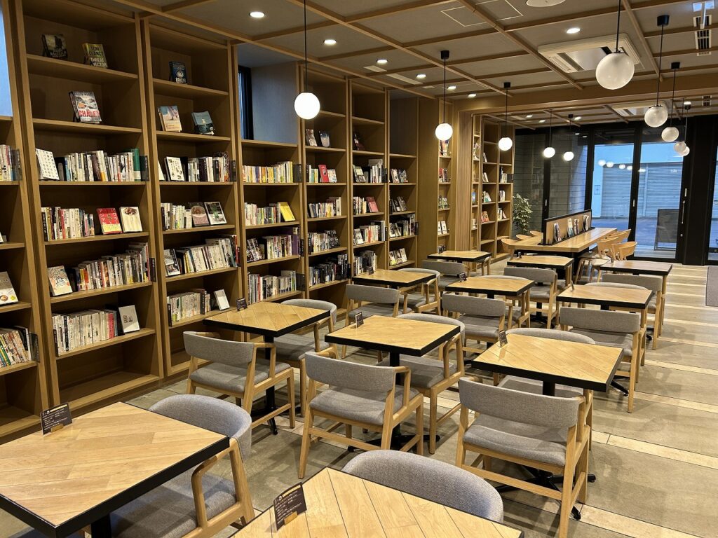 1階のカフェエリア。旅をテーマにした本とコーヒーでくつろげる空間。
