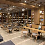 ランプライトブックスホテル札幌の朝食会場カフェ。木の温もりあるインテリア。