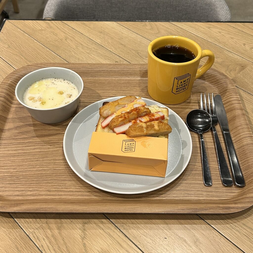 朝食メニューの「カニクリームコロッケトースト」。北海道らしい味わい。