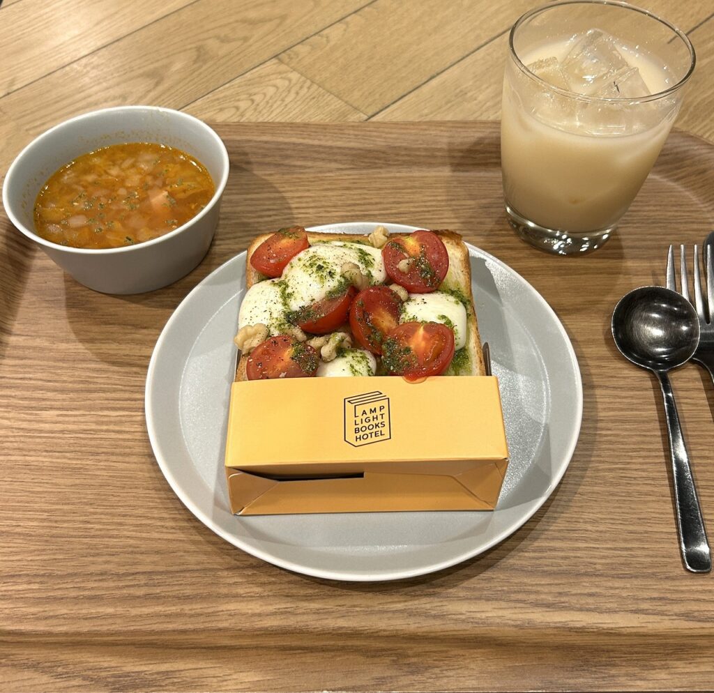 朝食の人気メニュー「トマト＆モッツァレラトースト」。彩り鮮やかで写真映えする一品。