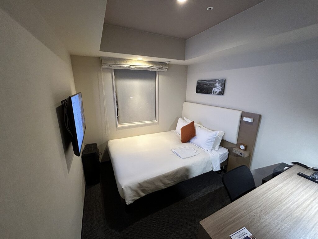 東急ステイ新橋の客室全体(入口側から見た様子)