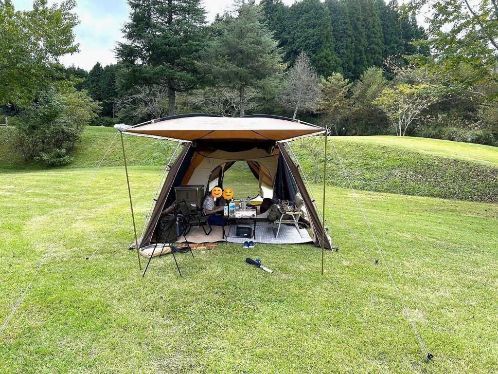 服掛松キャンプ場フリーサイトでのテント設営