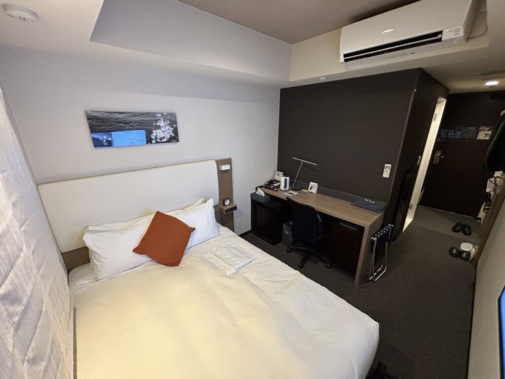 東急ステイ新橋の客室全体(窓側から見た様子